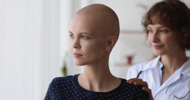 Žena zdravotní sestra stojící za pacientem s rakovinou projevující empatii a péči — Stock video