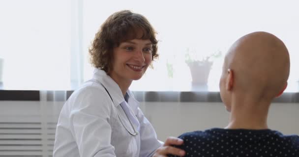 Oncoloog praat met kankerpatiënt raak haar schouder aan met steun — Stockvideo