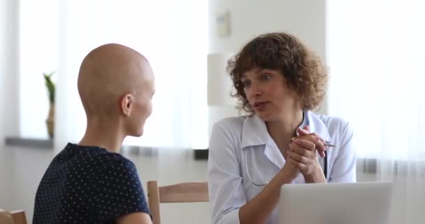 护士对癌症病人表示同情，支持触摸肩部谈话 — 图库视频影像