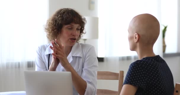 Νοσοκόμα μιλάει σε ασθενή με καρκίνο κατά τη διάρκεια επίσκεψης στην κλινική — Αρχείο Βίντεο
