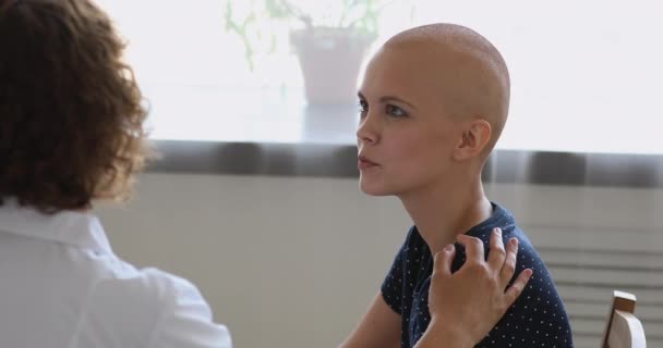 Tijdens gesprek oncoloog arts aanraken schouder van kanker patiënt — Stockvideo
