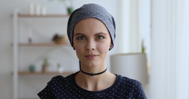 Head shot portret młoda kobieta nosić głowę chusteczki poza pomieszczeniami — Wideo stockowe