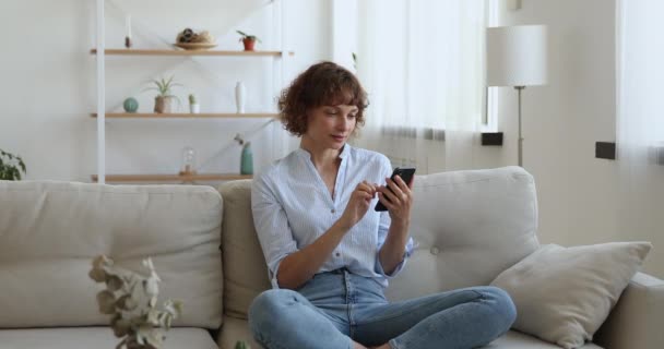 Mulher detém celular tem ótimas notícias por SMS se sente feliz — Vídeo de Stock