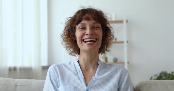 Mujer de mediana edad mirar cámara saludo amigo iniciar videocall — Vídeo de stock