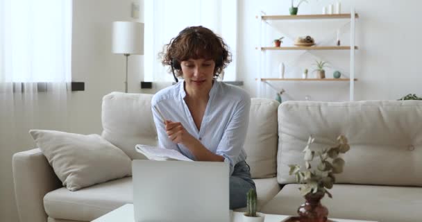 Partecipante online webinar femminile indossando auricolare parlando guardando il computer portatile — Video Stock