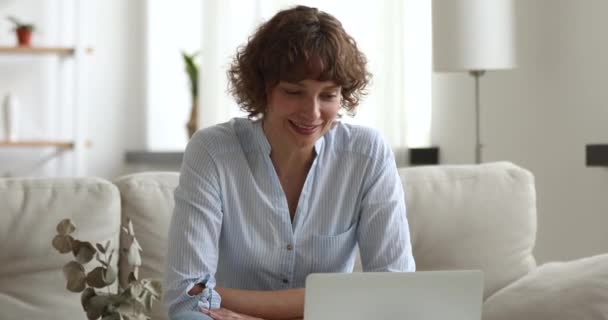 Középkorú nő használja laptop video hívás alkalmazás kommunikál távolról — Stock videók