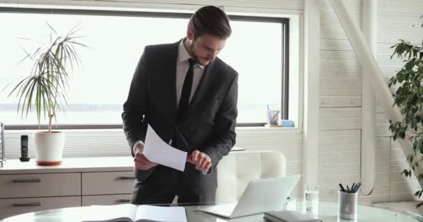 Konzentrierte junge männliche Chefin am Schreibtisch im Büro. — Stockvideo