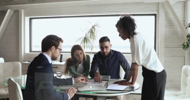 Equipe diversa desenvolvendo estratégia no escritório moderno. — Vídeo de Stock