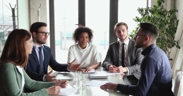 Feliz joven empresario estrechando la mano con su colega árabe. — Vídeos de Stock