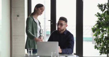 Genç Arap patron çalışanıyla birlikte online projeyi inceliyor.