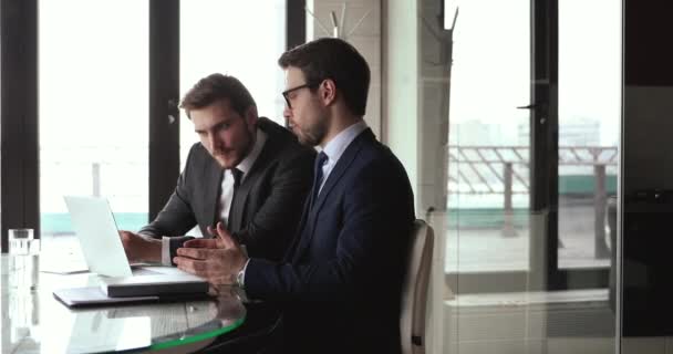 Financieel adviseur hand schudden met de klant na de presentatie van winstgevend aanbod. — Stockvideo