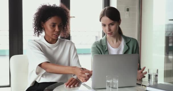 Jovem líder afro-americano apresentando projeto online para estagiária. — Vídeo de Stock