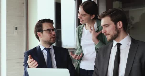 Ung motiverad kvinna ber om råd från VD chefer. — Stockvideo