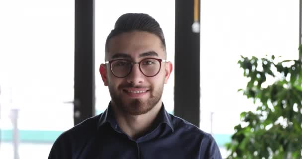 Счастливый лидер команды арабских бизнесменов смотрит в камеру. — стоковое видео