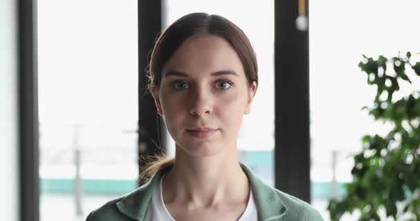 Primer plano retrato de la joven trabajadora motivada. — Vídeos de Stock