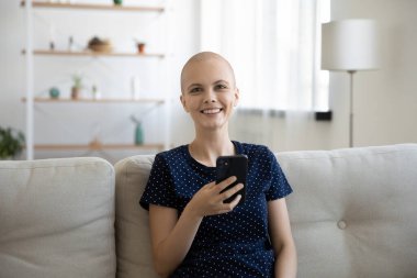 Mutlu hasta kadının portresi kanserden muzdarip. Akıllı telefon kullan.