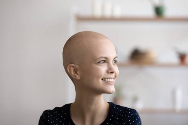 Kılsız, mutlu bir kanser hastası Uzaklarda rüya görüyor