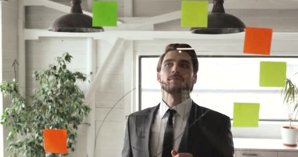 オフィスでの効果的な仕事を計画する男性企業リーダー. — ストック動画