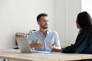 Çeşitli meslektaşlar proje stratejisini tartışıyor, proje üzerinde birlikte çalışıyorlar