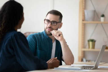Modern ofiste çeşitli meslektaşlar birlikte çalışıyorlar.