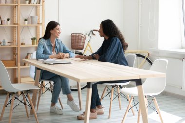 Toplantıda proje stratejisini tartışan çeşitli meslektaşlarınız kutlu olsun
