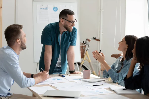 Sonriente mentor empresario confiado con gafas que conducen a la reunión corporativa — Foto de Stock