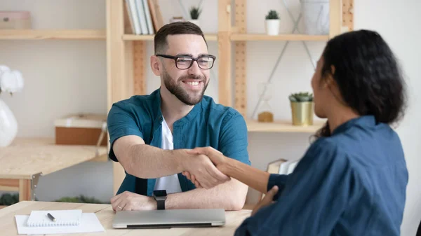 Sonriente hr manager usando gafas sacudiendo Africano Americano candidato mano — Foto de Stock