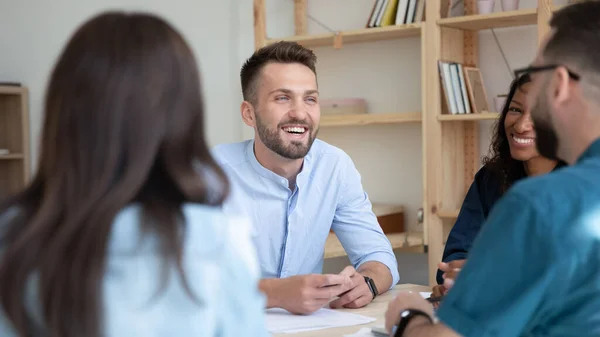 Diversos colegas felices riendo, divirtiéndose en reunión corporativa —  Fotos de Stock