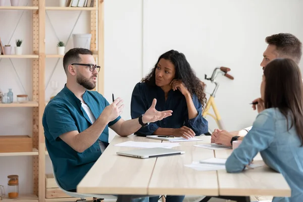 Diversos empleados escuchando a mentora empresaria confiada en la reunión — Foto de Stock