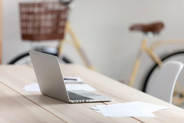 Trabajador de oficina vacío lugar de trabajo, mesa de madera moderna con portátil — Foto de Stock