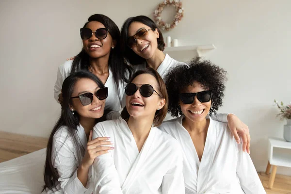 Giovane multirazziale ragazza diversa besties in abiti indossando occhiali da sole scuri. — Foto Stock