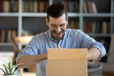 Mutlu erkek paketleri düzenle açtığı için heyecanlı.