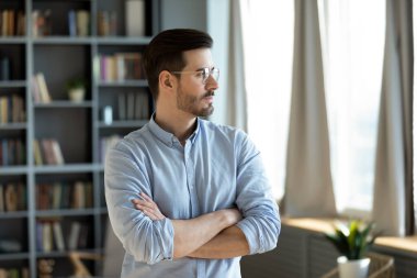 Düşünceli, genç, beyaz bir adam mesafeli bir bakış attı.