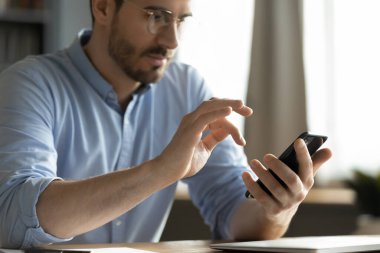 Akıllı telefon mesajı kullanan adamı kapat