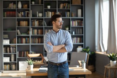 Kendinden emin genç işadamı, mesafeye bakar ve karar verir.