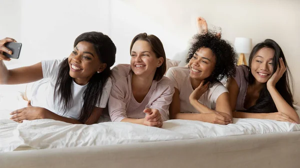 Joven afroamericana chica tomando selfie con amigos multirraciales. — Foto de Stock