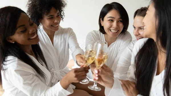 Gelukkig jong multiraciaal beste vrienden vieren verjaardag spa met wijn. — Stockfoto