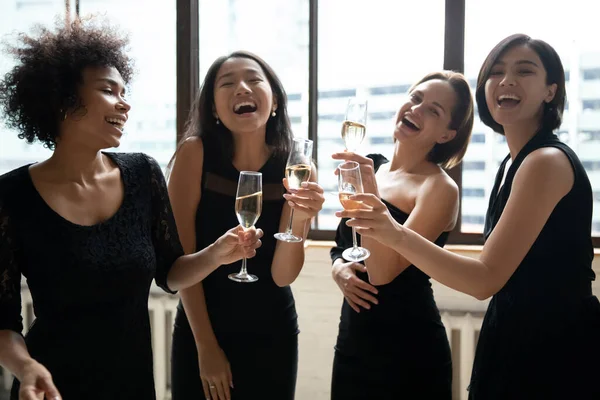 Overblij mooie dames in zwarte jurken genieten van feest tijd. — Stockfoto