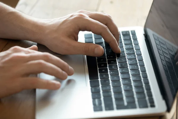 Primer plano del empleado masculino escribiendo en el teclado del ordenador portátil — Foto de Stock