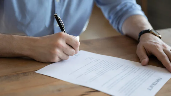 Primer plano del contrato de papel de firma de empleado masculino en la oficina —  Fotos de Stock