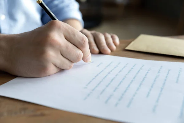 Fechar o documento de papel de assinatura do empregado masculino — Fotografia de Stock