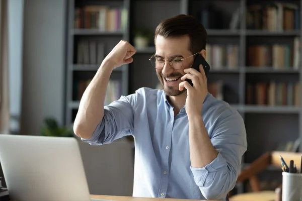 Opgewonden jongeman triomf ontvangt goed nieuws online — Stockfoto