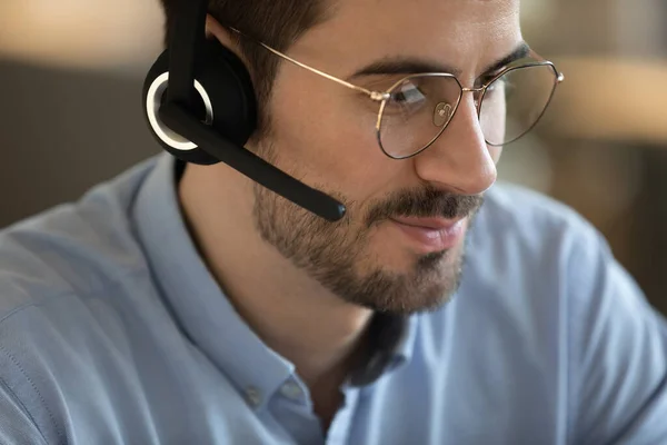 Close-up van Kaukasische man in headset praten online — Stockfoto