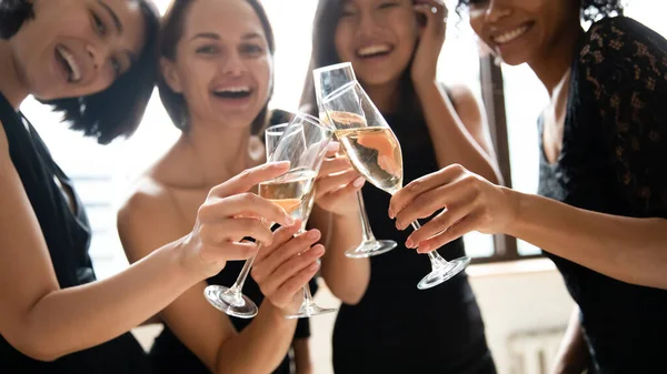 Gläser mit Champagner aus nächster Nähe. — Stockfoto