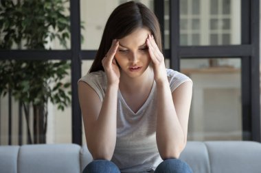 Baş ağrısı ve dokunuşlardan muzdarip güzel bir kadın.