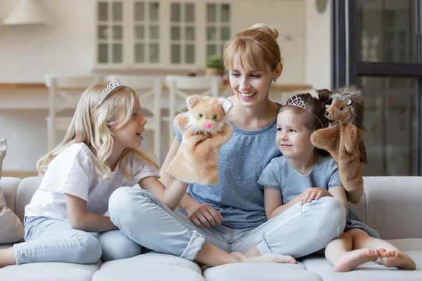 Joyeux maman et les petites filles jouer avec des marionnettes à gant animal — Photo