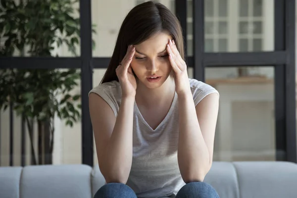 Moe van goed uitziende jonge vrouw die lijdt aan hoofdpijn en ontroerende tempels — Stockfoto