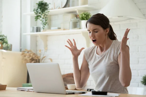 Mujer enojada perdiendo la paciencia debido a la conexión wi-fi lenta — Foto de Stock