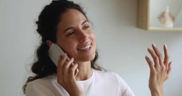 Gros plan femme souriante debout à l'intérieur profiter de la conversation par téléphone portable — Video