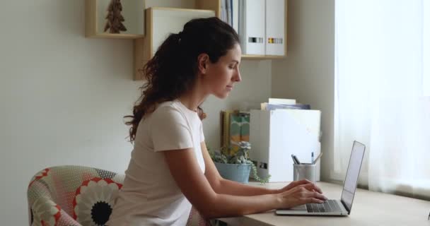 Žena používat notebook příjem e-mail se skvělou zprávou cítí šťastný — Stock video
